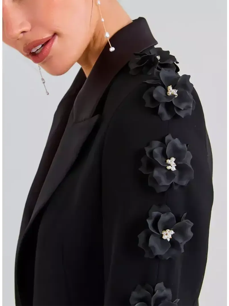 Women’s Black Floral-Applique Embellished Single-Breasted Blazer and High-Waist Pant Suit